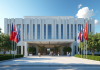 Façade d'une embassade moderne avec drapeaux et jardins