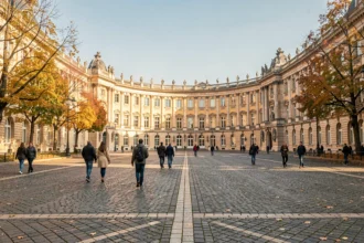 Place de la Libération à Dijon avec la façade du Palais des Ducs de Bourgogne en arrière-plan lors d'un matin d'automne