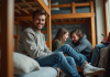 Meilleure option d’hébergement : auberge ou autre ? Jeune homme souriant dans une auberge de jeunesse conviviale